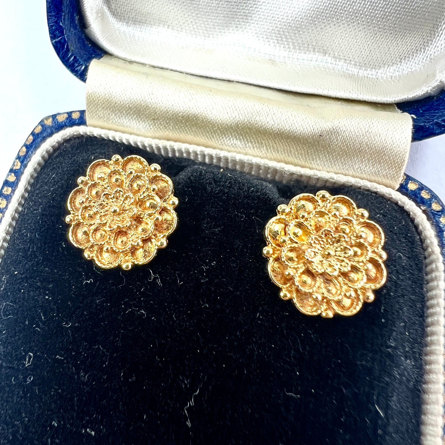 Vintage 18CT Gold Ornate Floral Rosette Stud Earrings